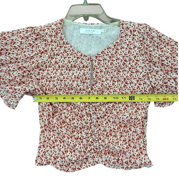 ASTR the Label Red Orange White Ditsy Keyhole Flutter Sleeve Top Womens Small - Picture 3 of 10